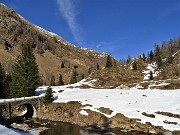 67 Il torrente lievemente  carico dell'acqua del disgelo 